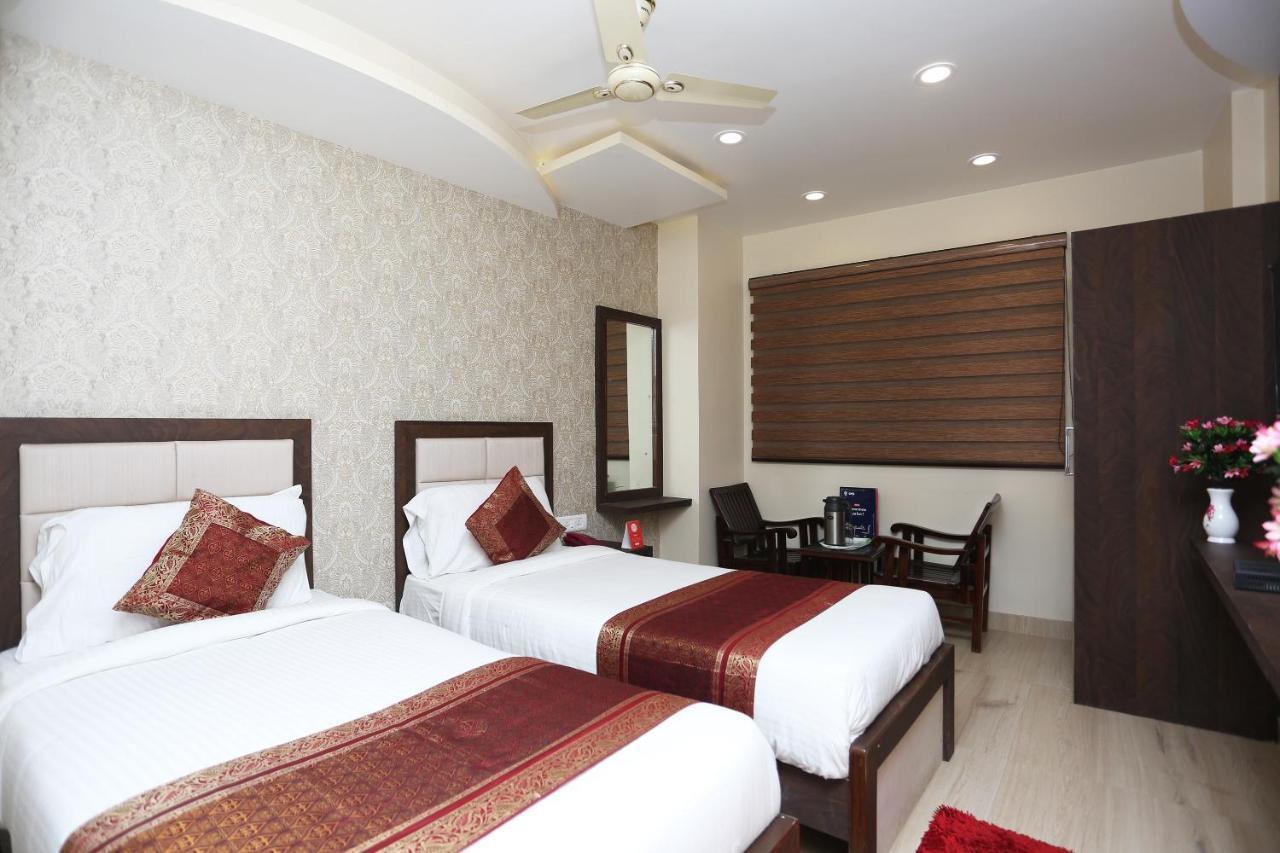 Oyo 10338 Hotel Aadesh Palace Varanasi Ngoại thất bức ảnh